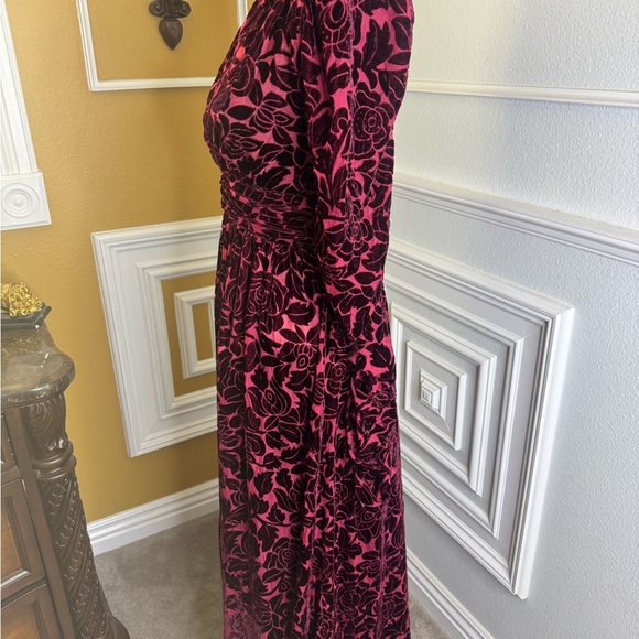 Elegant Red Velvet Floral Dress - Picture 9 of 16